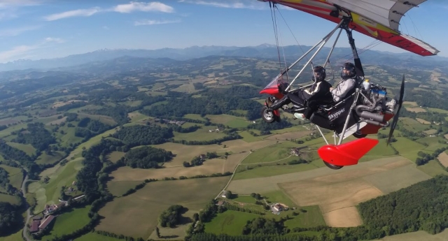 Vuelo en ULM basculanle al aire libre 