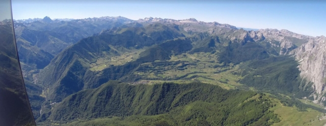 Impresionanle vista de las montañas en un ULM multieje 