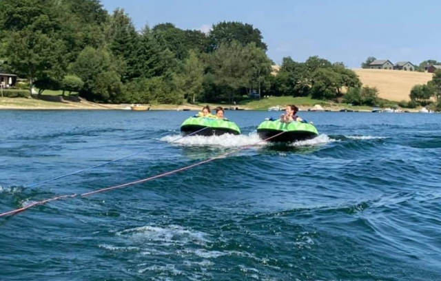  Rebota en una boya remolcada en el lago Pareloup 