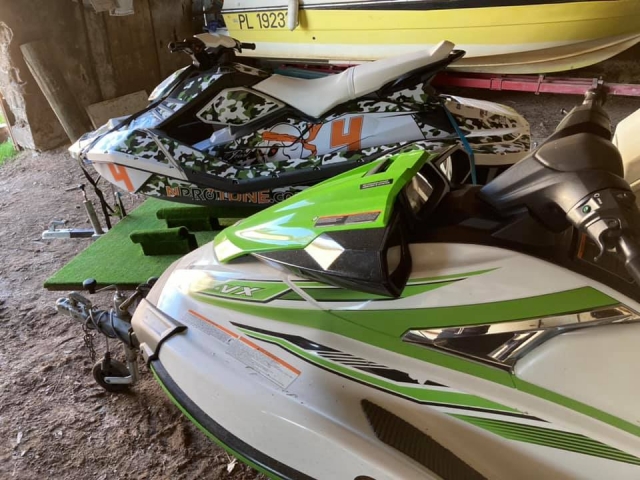  Ofrecemos una amplia gama de jet skis súper potentes 