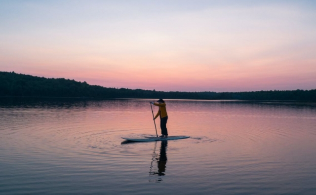 Vista sublime desde nuestro remo en el lago Pareloup