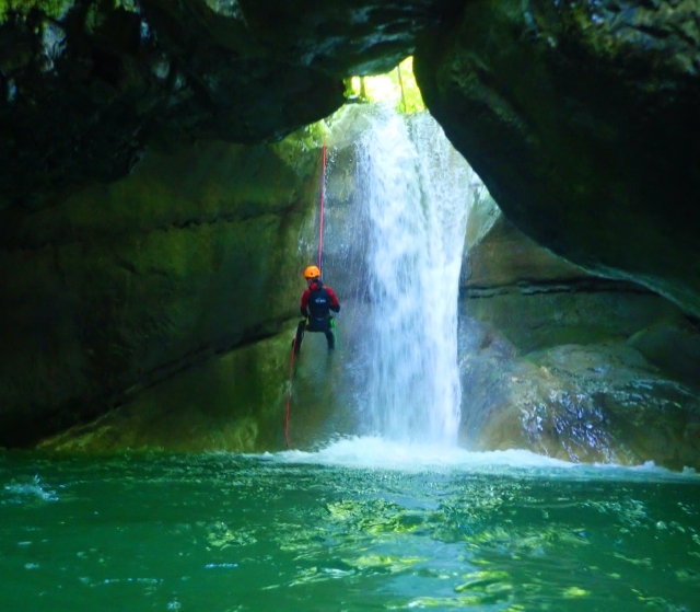  Rappel bajo el arco en Ternèze barranquismo 