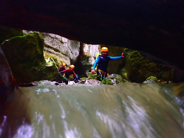  Paso bajo rocas 