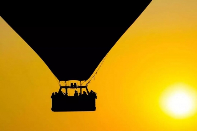 Escapada en globo al atardecer