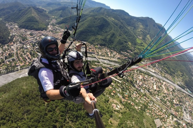  Disfruta de una dosis de adrenalina mientras vuelas en parapenle 