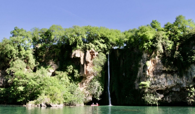  Vista sublime de una cascada desde nuestro kayak 