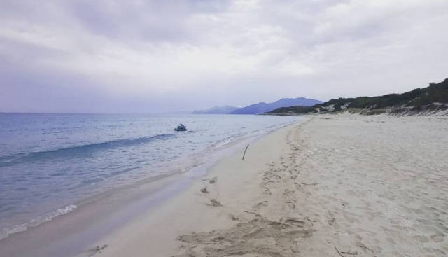  Playa de arena blanca en Haule -Córcega