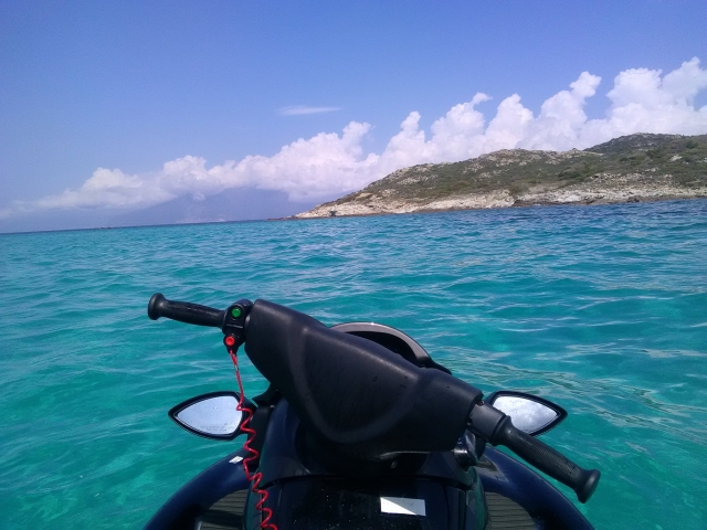  A bordo de su jet ski podrás explorar la costa 