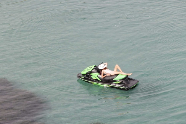  Relájale en medio del agua