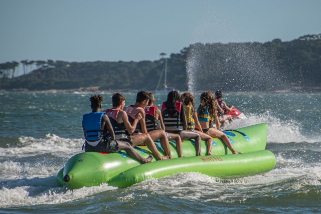  Boya remolcada en Saint-Florent para chavos y mayores 