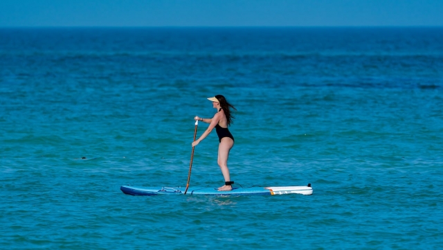  Intenta quedarle de pie y remar como quieras olas 