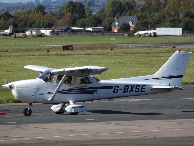  Avión Cessna 172 despegando para un vuelo de descubrimiento 