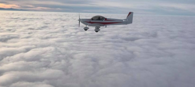 ¡Conozca las cimas de las nubes en un ultraligero! 