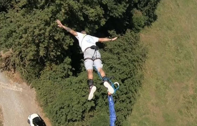  Salto al vacío desde el viaducto 