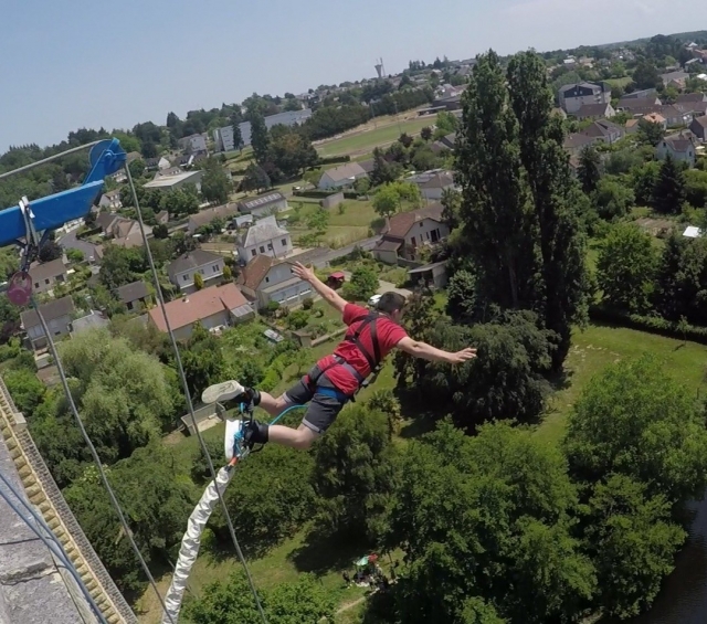  Da el salto del ángel en el viaducto de Le Blanc 