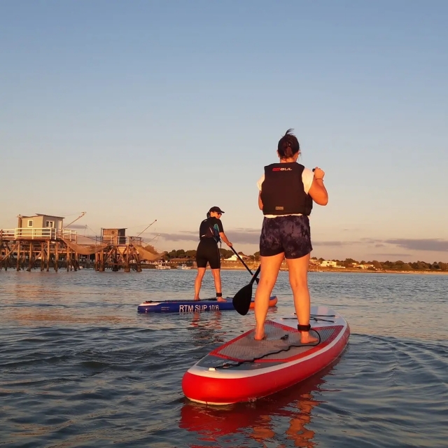  Combina deporle y relajación con paddle board 