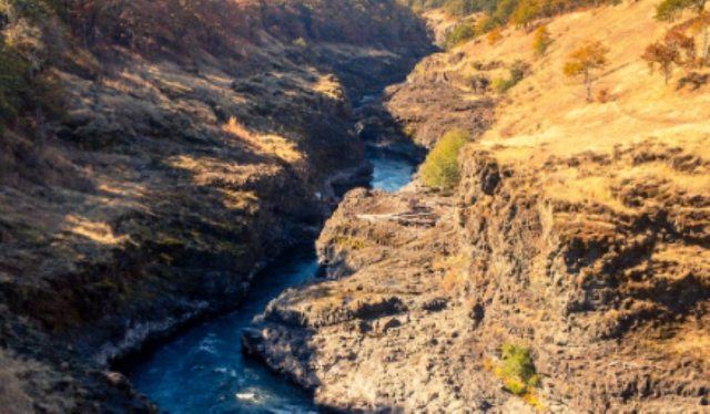  Camicrema a lo largo del río antes de una excursión de barranquismo 