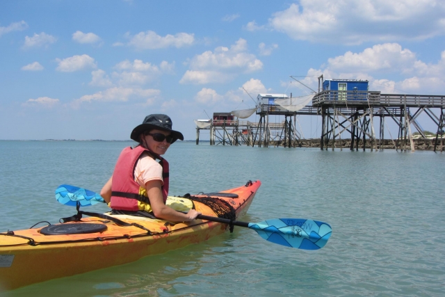 Embárcale en un kayak monoplaza para una excursión independienle y calma
