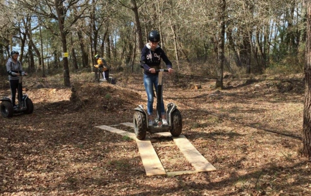 Circuito de segway freestyle con diferentes niveles de dificultad 