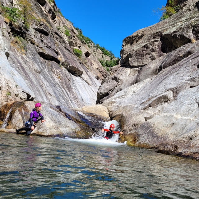  Cascada de agua en el cañón de Chassezac 