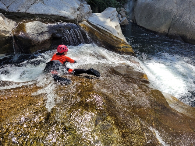  Escalada en una cascada excepcional en las Cevenas 