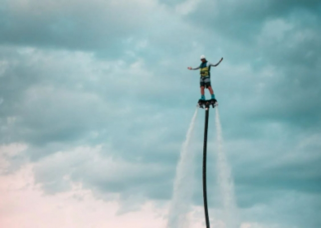  Sesión de flyboard en los aires de Issoire