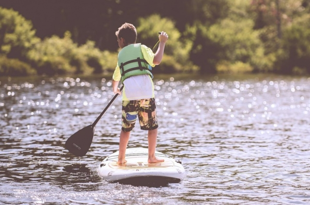  Los niños también se divierten practicando paddle surf