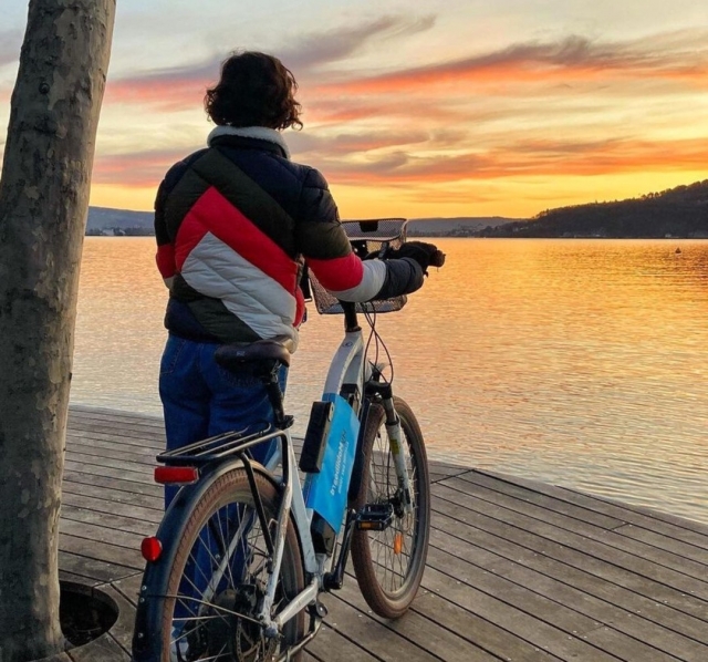  Admiración de la atardecer después de un paseo en bicicleta de cerro 