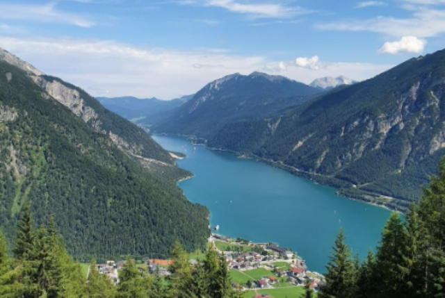  El lago de Annecy, rodeado de espectaculares montañas que le ofrecen una vista panorámica sublime. 