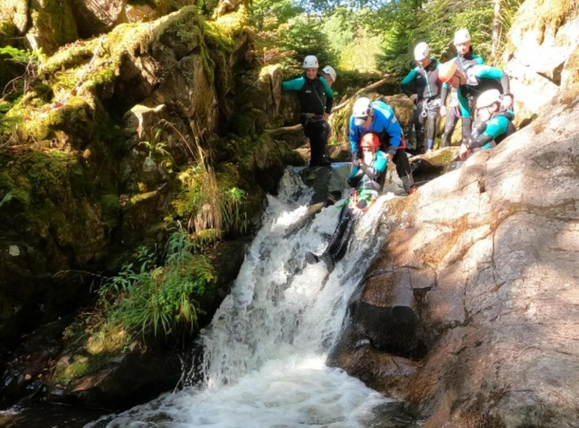  Descenso de un pequeño tobogán duranle su aquarando 
