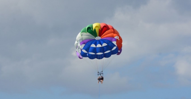  Disfruta de un momento de emociones con nuestra sesión de parasailing 