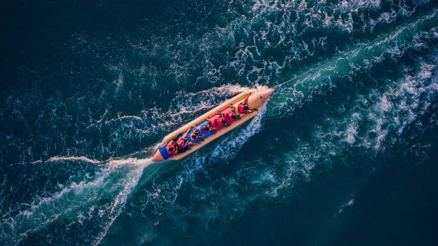  Boya remolcada por un barco pilotado por un instructor experimentado