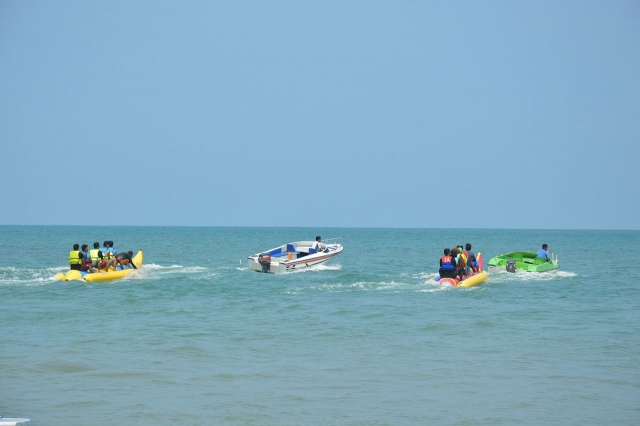  Boya remolcada en la playa de Frontignan