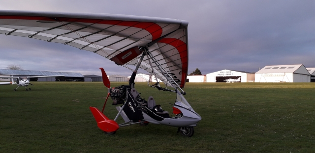 Nuestro ULM basculanle le espera para un vuelo sobre la región parisina 