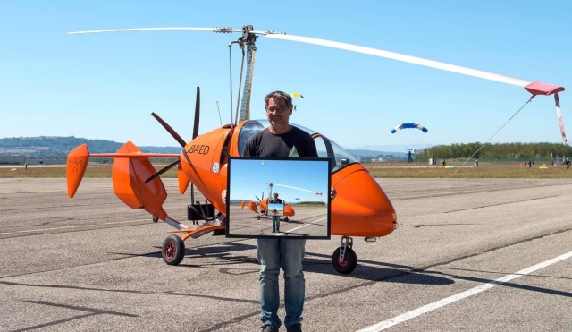  ULM piloto de autogiro cerca de su avión