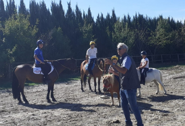 Instrucciones de seguridad dadas por el instructor antes de realizar una excursión en pony 