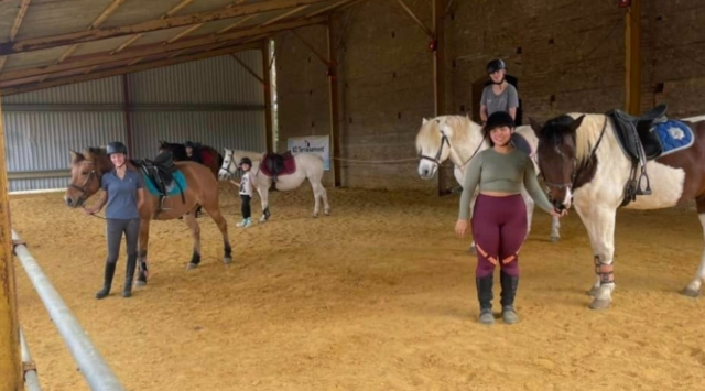 Equipa su pony antes de salir de excursión 