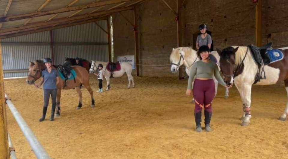 Equipa su pony antes de salir de excursión 