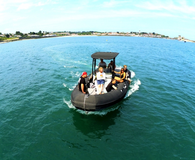 Paseo en barco con amigos por los Pirineos Atlánticos 