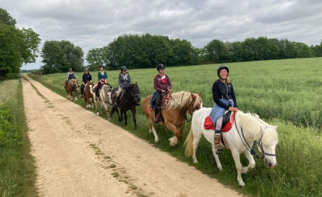 Ople por un paseo a caballo con sus amigos 