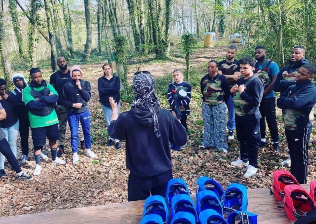 El briefing de actividades con un instructor titulado 