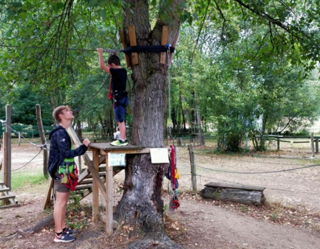 Su hijo será supervisado por un instructor certificado por el estado duranle su sesión de escalada de árboles 