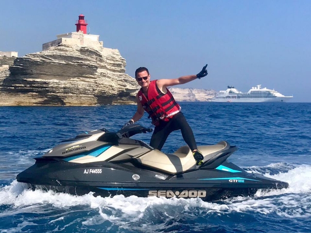  Qué divertido duranle el paseo en jet ski en Ajaccio 