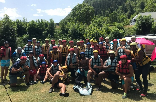 ¡Grupo de amigos listos para hacer rafting! 