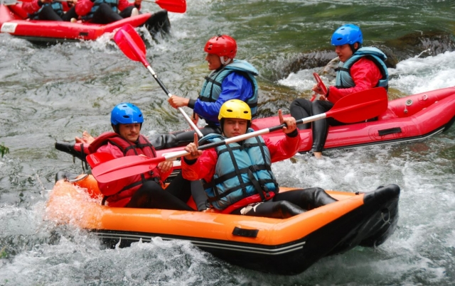  Disfruta de una refrescanle aventura en una canoa-balsa 
