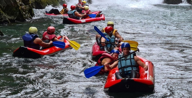  Todos a bordo de su canoa-balsa y compile con amigos 