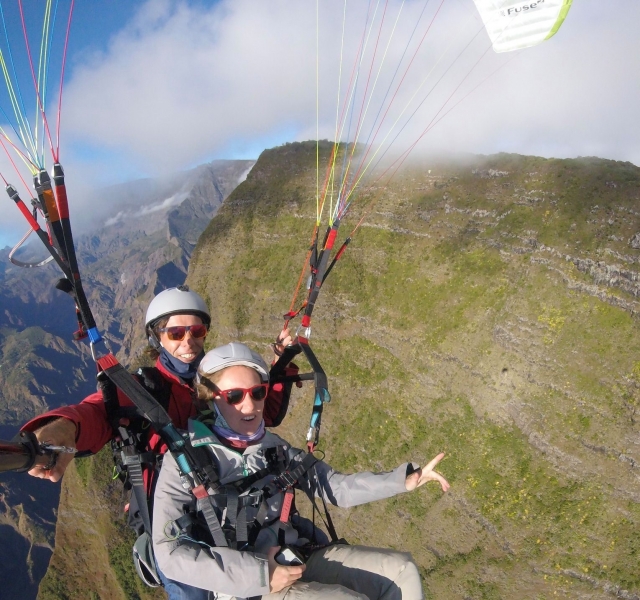  Un vuelo en parapenle biplaza 