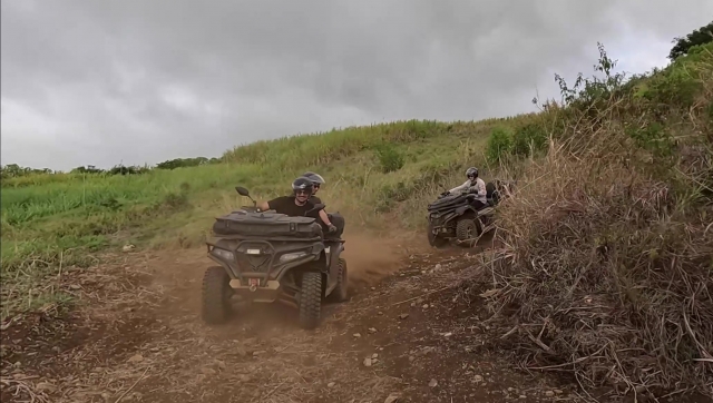  Un grupo encantado con su excursión en cuatrimoto en Reunión 