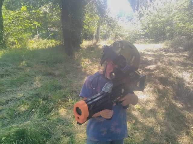  Equipado con su pistola de infrarrojos, tendrás que apunta al enemigo 