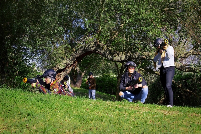 Venga y prueba una actividad de laser tag al aire libre 
